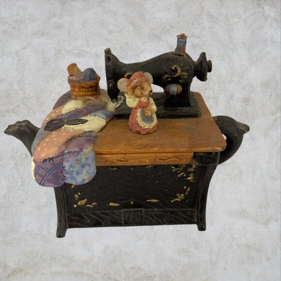 SAN FRANCISCO COMPANY -- Sewing Machine Music Box, Quilting Material, Winds Up - Picture 7 of 12